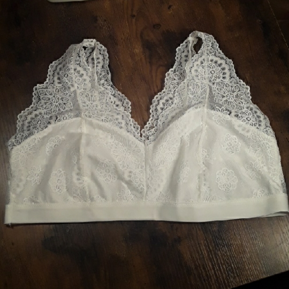 NWOT Gorgeous 4X White Lace Unpadded Wirefree Beautiful & Feminine Bralette